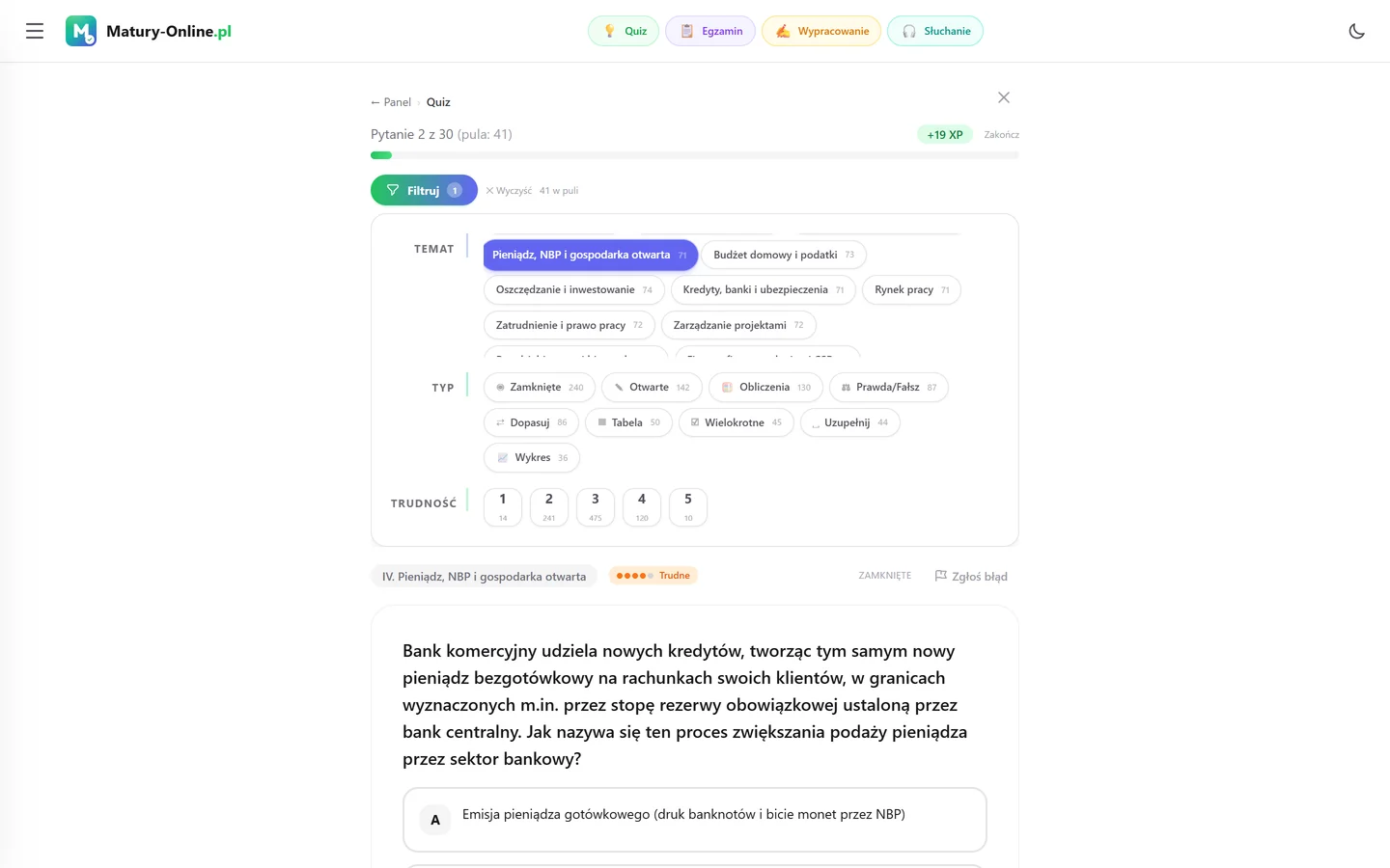 Quiz w Matury Online: panel „Filtruj” z zaznaczonym tematem „Pieniądz, NBP i gospodarka otwarta”, pod spodem pytanie z tego tematu