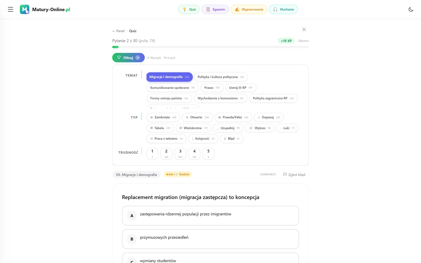 Quiz w Matury Online: panel „Filtruj” z zaznaczonym tematem „Migracje i demografia”, pod spodem pytanie z tego tematu